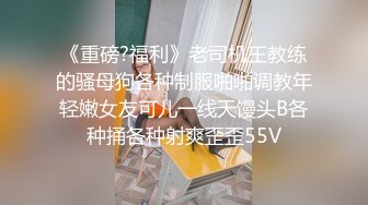 商场女厕连拍两位漂亮的小美女，好担心白衣妹把黑木耳扯下来