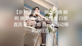 短发大妈内衣内裤都没穿在公园玩自拍